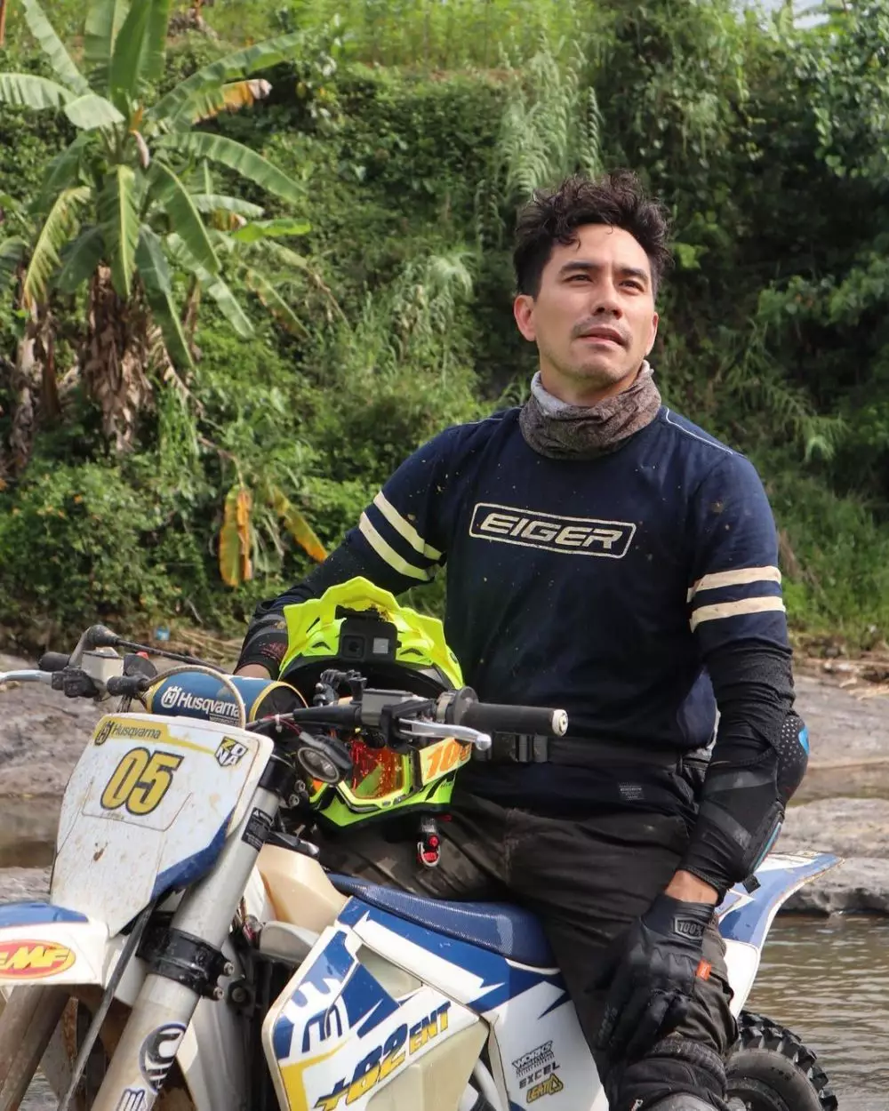 Potret Darius Sinathrya naik motor trail © Instagram