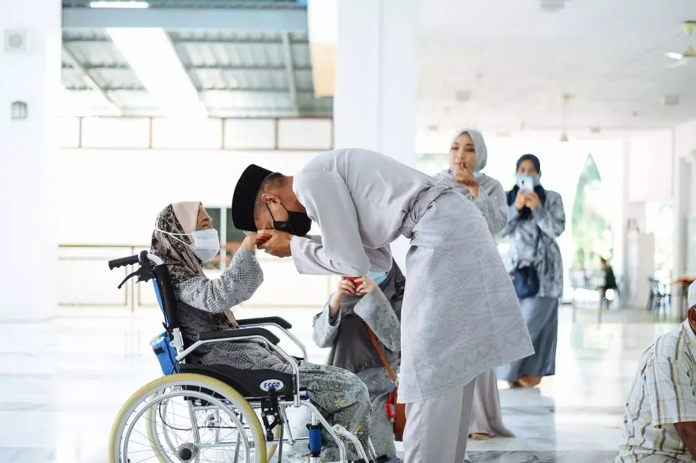 gendong ibu di hari pernikahan © Berbagai Sumber 