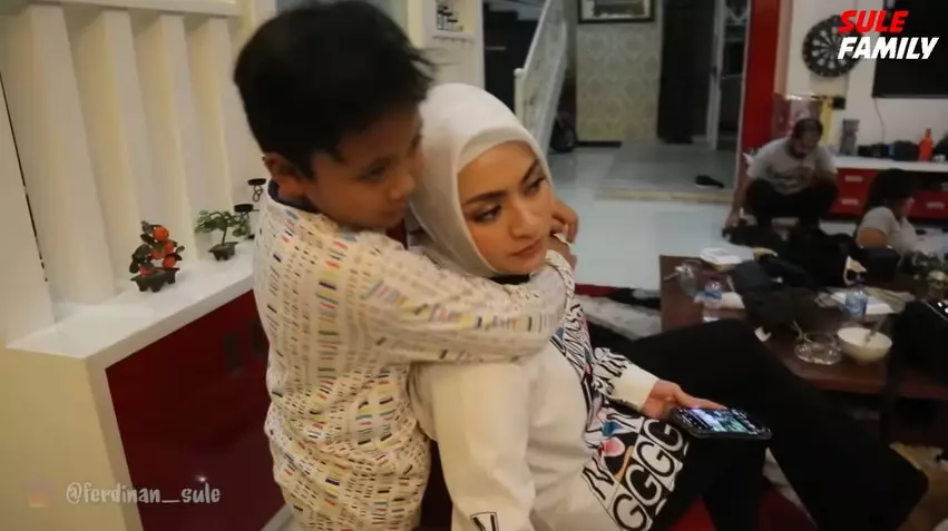 Momen Nathalie Holscher masakin anak bungsu © YouTube Momen Nathalie Holscher masakin anak bungsu © YouTube