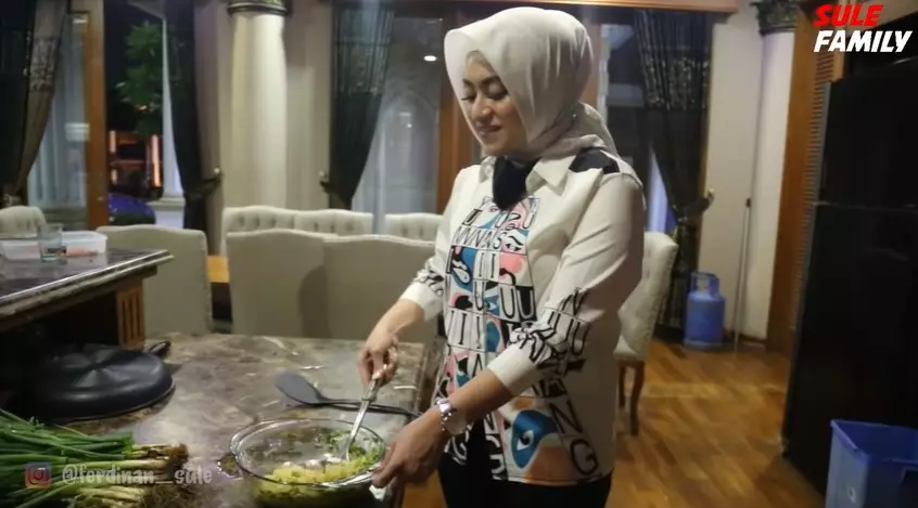 Momen Nathalie Holscher masakin anak bungsu © YouTube Momen Nathalie Holscher masakin anak bungsu © YouTube