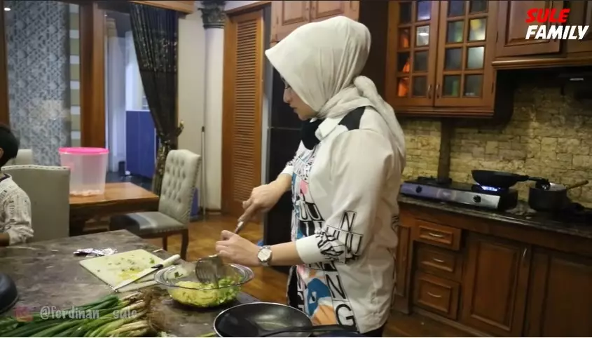 Momen Nathalie Holscher masakin anak bungsu © YouTube Momen Nathalie Holscher masakin anak bungsu © YouTube