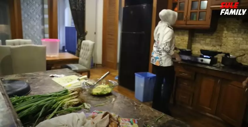 Momen Nathalie Holscher masakin anak bungsu © YouTube Momen Nathalie Holscher masakin anak bungsu © YouTube