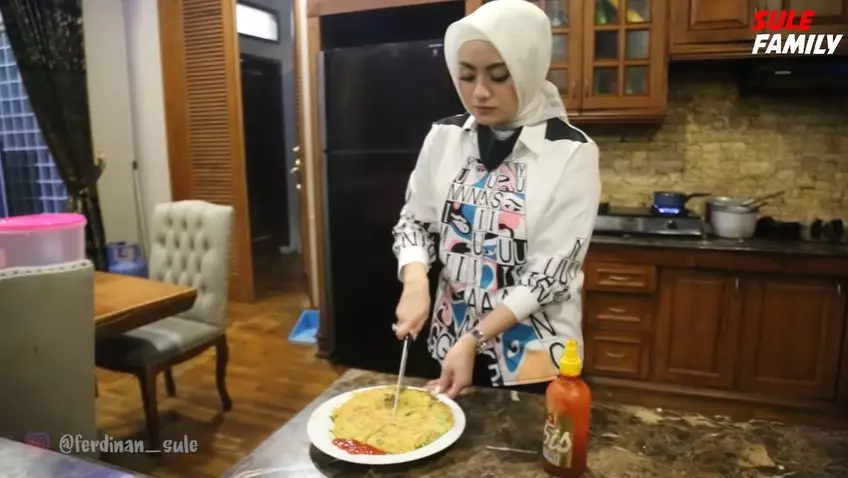 Momen Nathalie Holscher masakin anak bungsu © YouTube Momen Nathalie Holscher masakin anak bungsu © YouTube