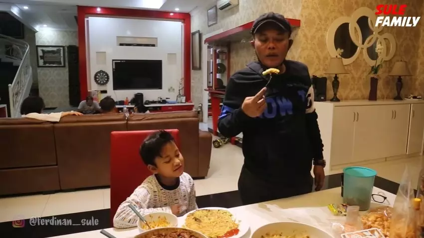 Momen Nathalie Holscher masakin anak bungsu © YouTube Momen Nathalie Holscher masakin anak bungsu © YouTube