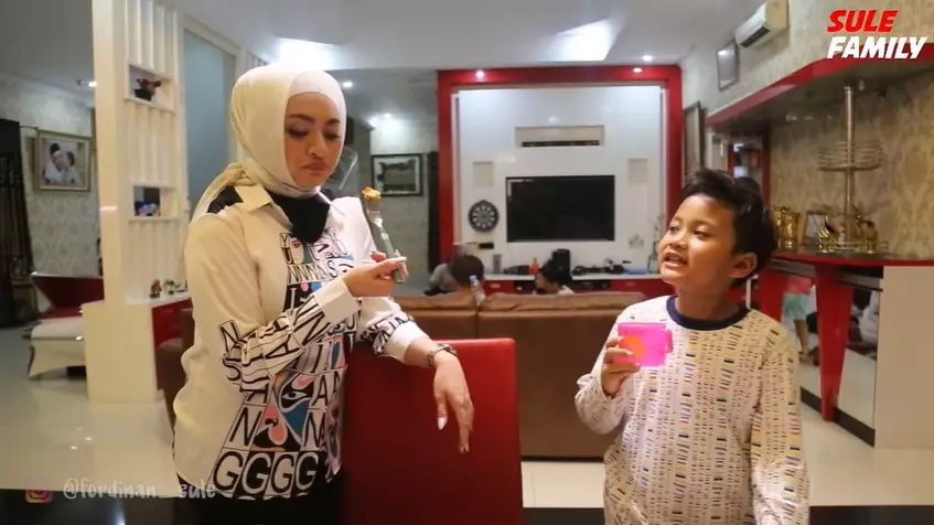 Momen Nathalie Holscher masakin anak bungsu © YouTube Momen Nathalie Holscher masakin anak bungsu © YouTube