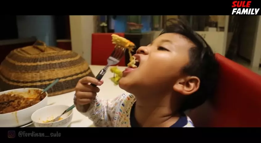 Momen Nathalie Holscher masakin anak bungsu © YouTube Momen Nathalie Holscher masakin anak bungsu © YouTube