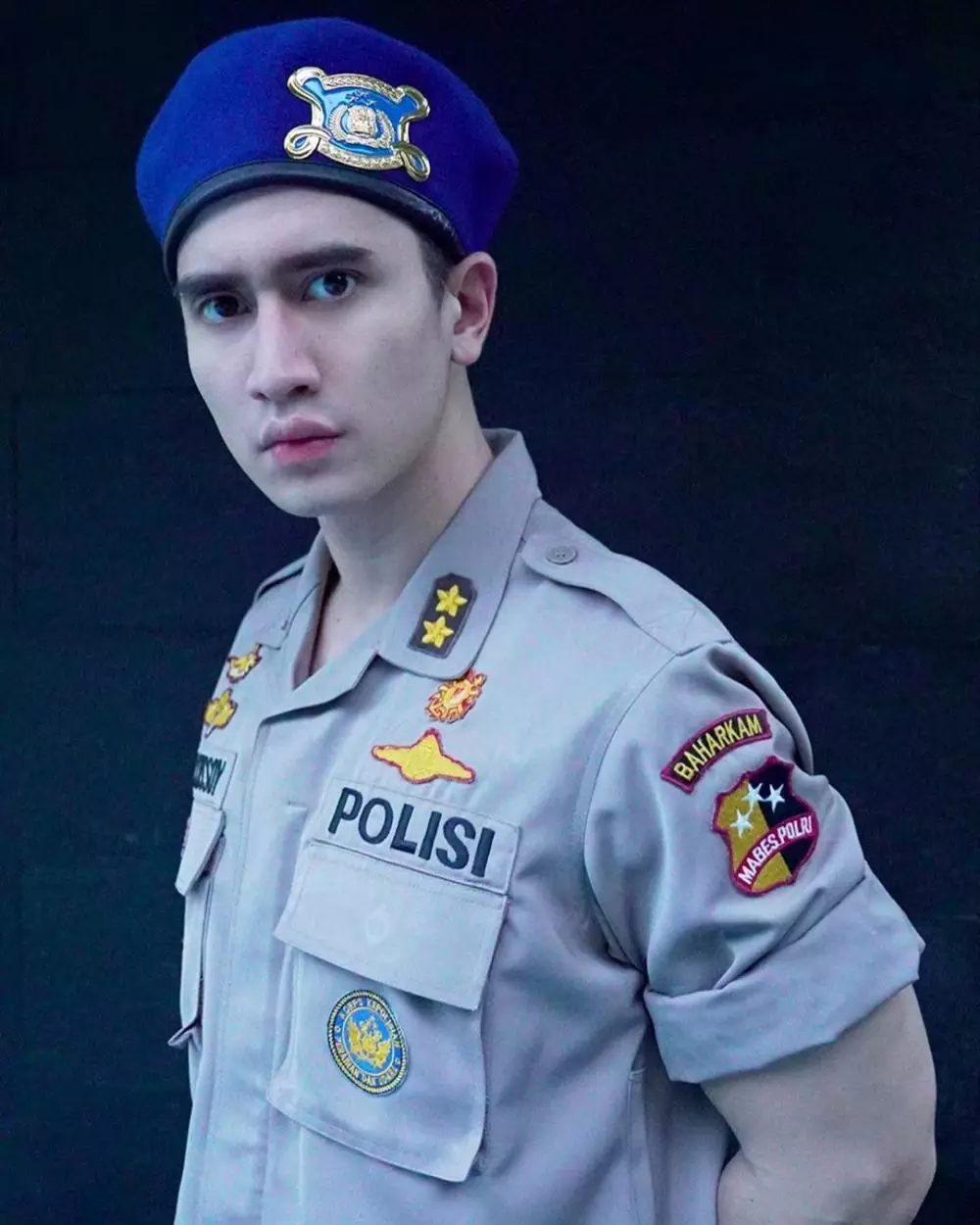 Seleb pria pakai seragam polisi © 2020 brilio.net Seleb pria pakai seragam polisi © 2020 brilio.net