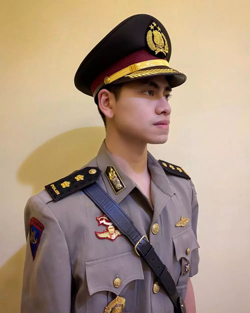 Seleb pria pakai seragam polisi © 2020 brilio.net Seleb pria pakai seragam polisi © 2020 brilio.net