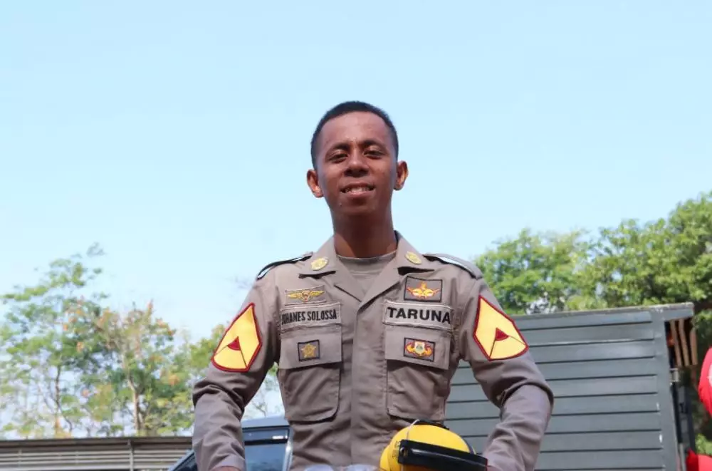 Seleb pria pakai seragam polisi © 2020 brilio.net Seleb pria pakai seragam polisi © 2020 brilio.net