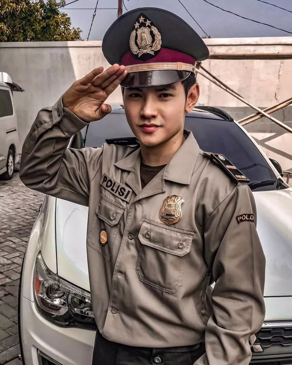 Seleb pria pakai seragam polisi © 2020 brilio.net Seleb pria pakai seragam polisi © 2020 brilio.net