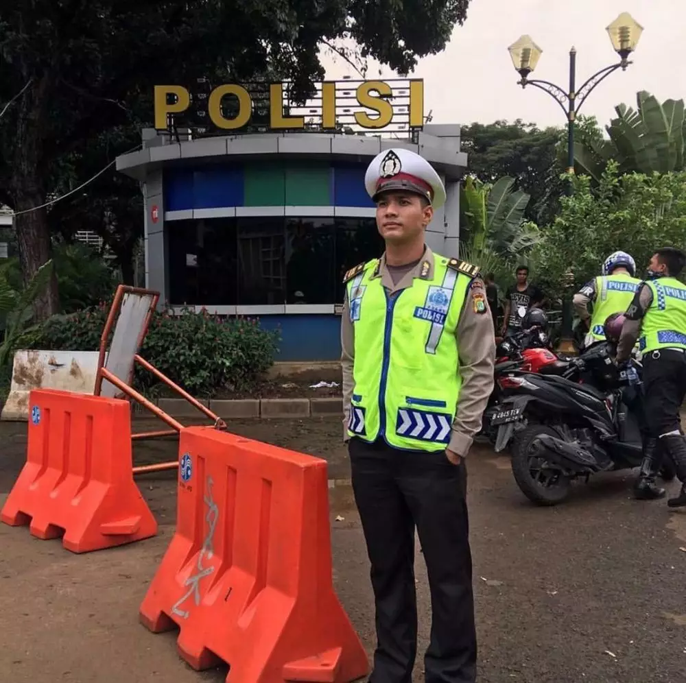 Seleb pria pakai seragam polisi © 2020 brilio.net Seleb pria pakai seragam polisi © 2020 brilio.net