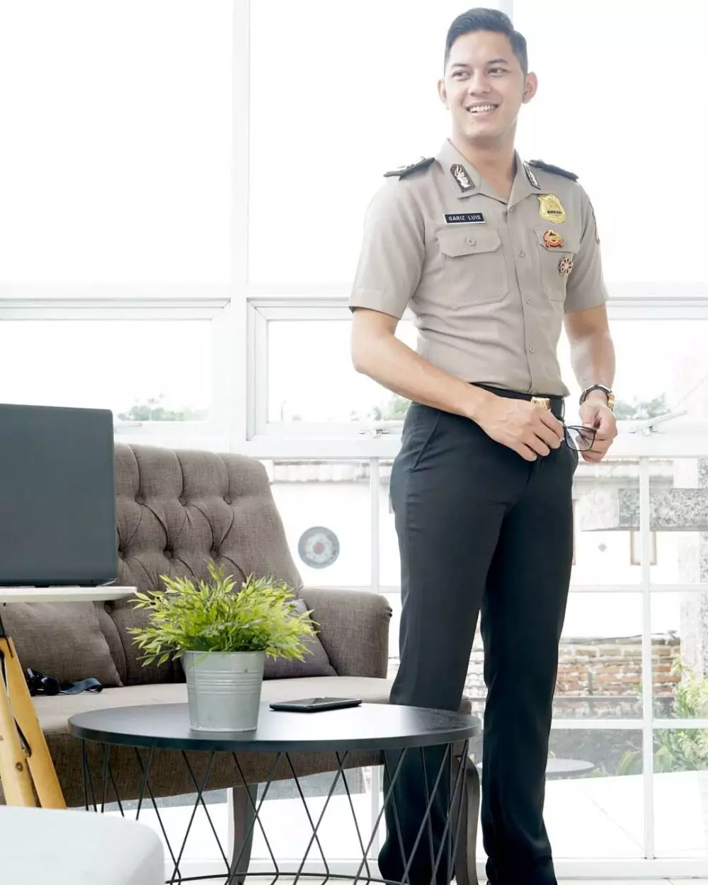 Seleb pria pakai seragam polisi © 2020 brilio.net Seleb pria pakai seragam polisi © 2020 brilio.net