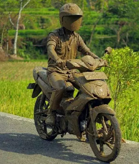 momen apes motor lewat tanah basah Berbagai sumber
