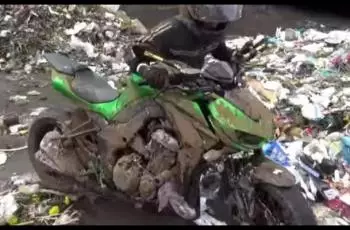 momen apes motor lewat tanah basah Berbagai sumber