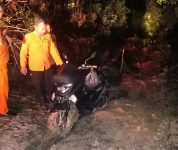 momen apes motor lewat tanah basah Berbagai sumber