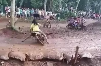 momen apes motor lewat tanah basah Berbagai sumber