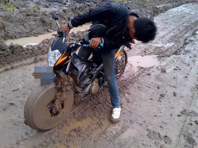 momen apes motor lewat tanah basah Berbagai sumber