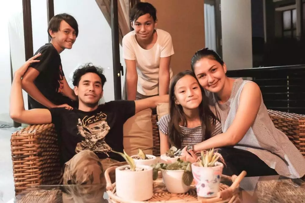 Tips mengajarkan anak belajar ala Donna Agnesia © 2020 brilio.net Tips mengajarkan anak belajar ala Donna Agnesia © 2020 brilio.net