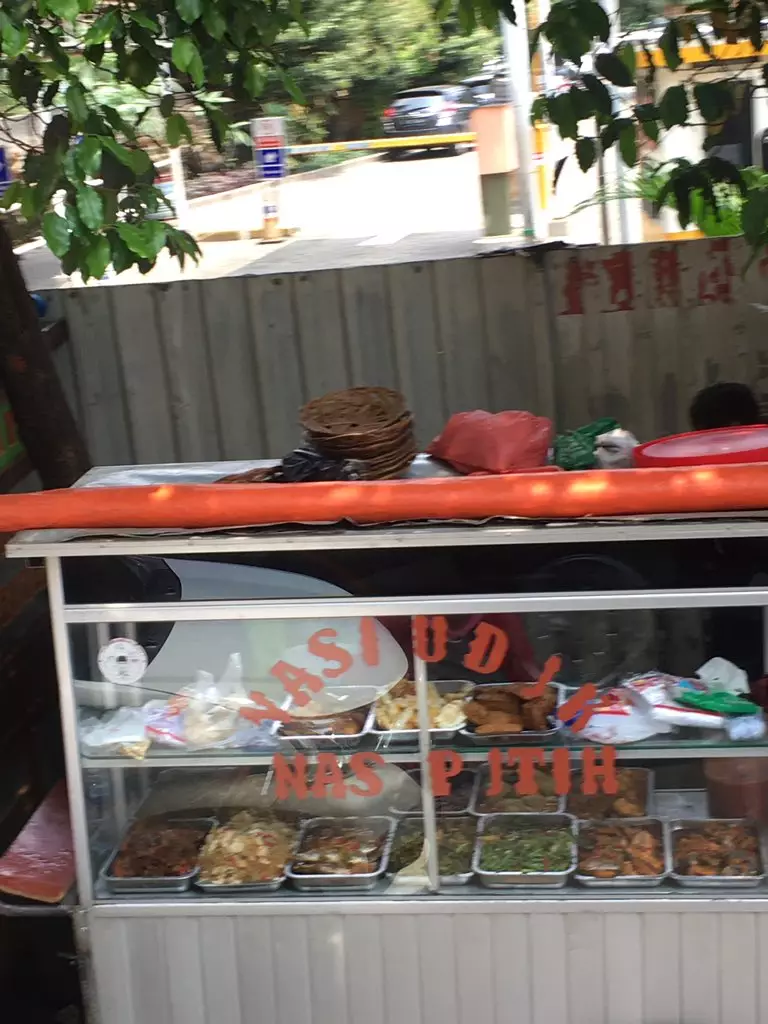 Tulisan di etalase dagangan © Twitter Tulisan di etalase dagangan © Twitter