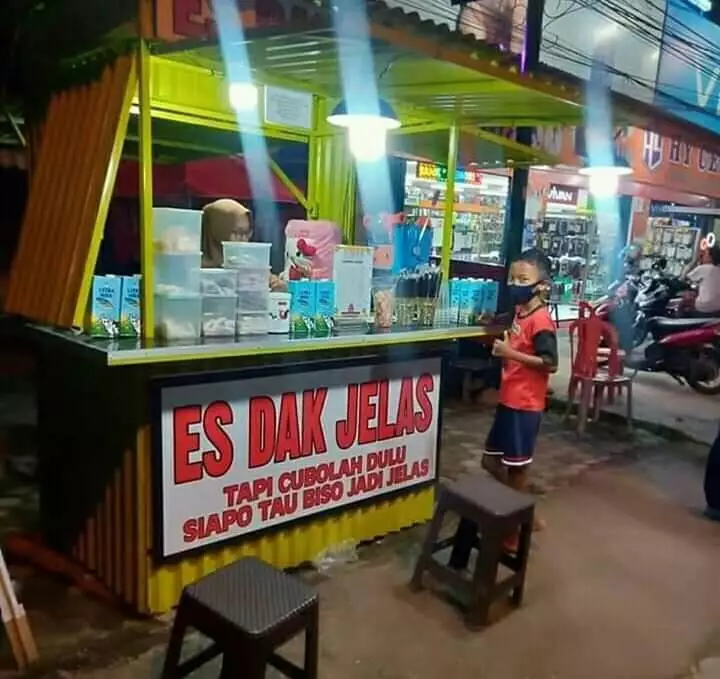 Tulisan di etalase dagangan © Twitter Tulisan di etalase dagangan © Twitter