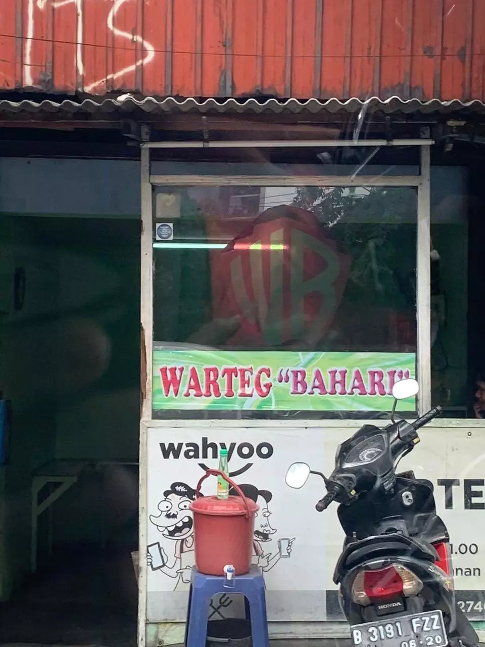 Tulisan di etalase dagangan © Twitter Tulisan di etalase dagangan © Twitter