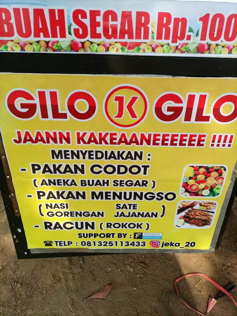 Tulisan di etalase dagangan © Twitter Tulisan di etalase dagangan © Twitter