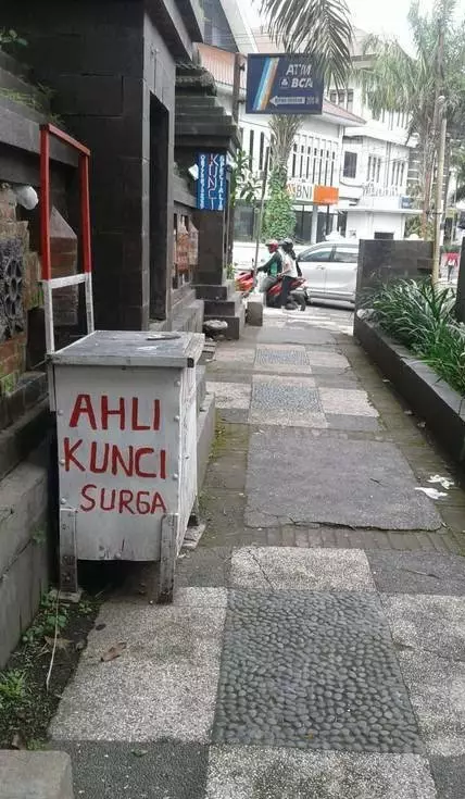 Tulisan di etalase dagangan © Twitter Tulisan di etalase dagangan © Twitter