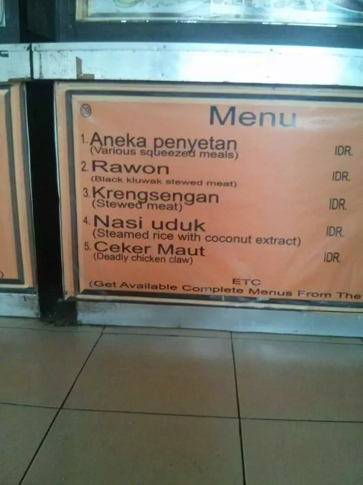 Tulisan di etalase dagangan © Twitter Tulisan di etalase dagangan © Twitter