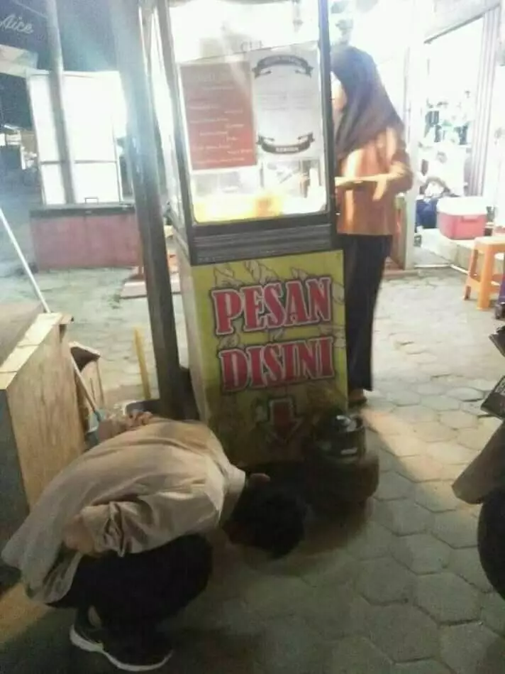 Tulisan di etalase dagangan © Twitter Tulisan di etalase dagangan © Twitter