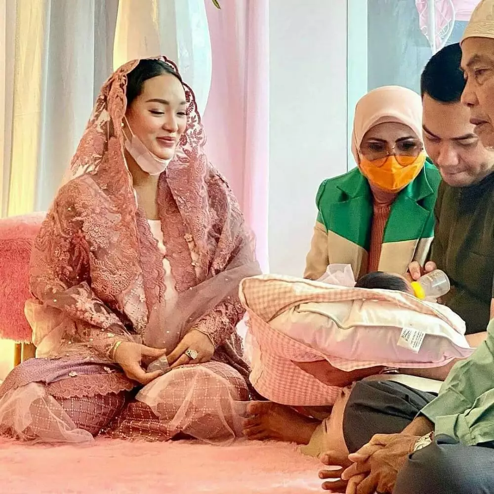 Momen akikah anak Zaskia Gotik  © Instagram