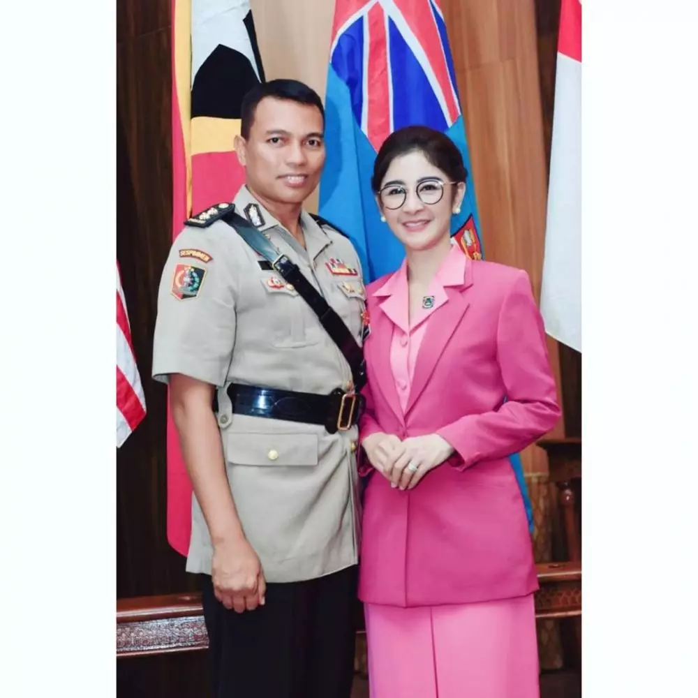 Gaya seleb pakai seragam Persit & Bhayangkari © Instagram