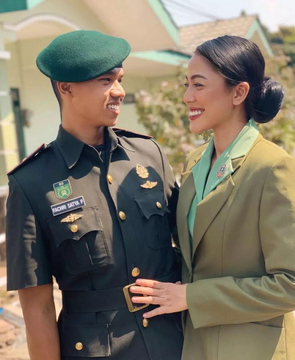 Gaya seleb pakai seragam Persit & Bhayangkari © Instagram