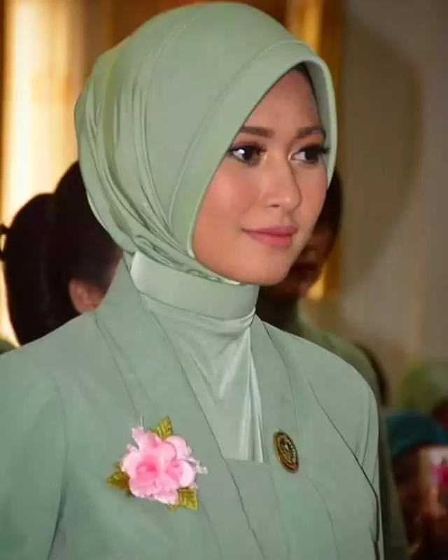 Gaya seleb pakai seragam Persit & Bhayangkari © Instagram