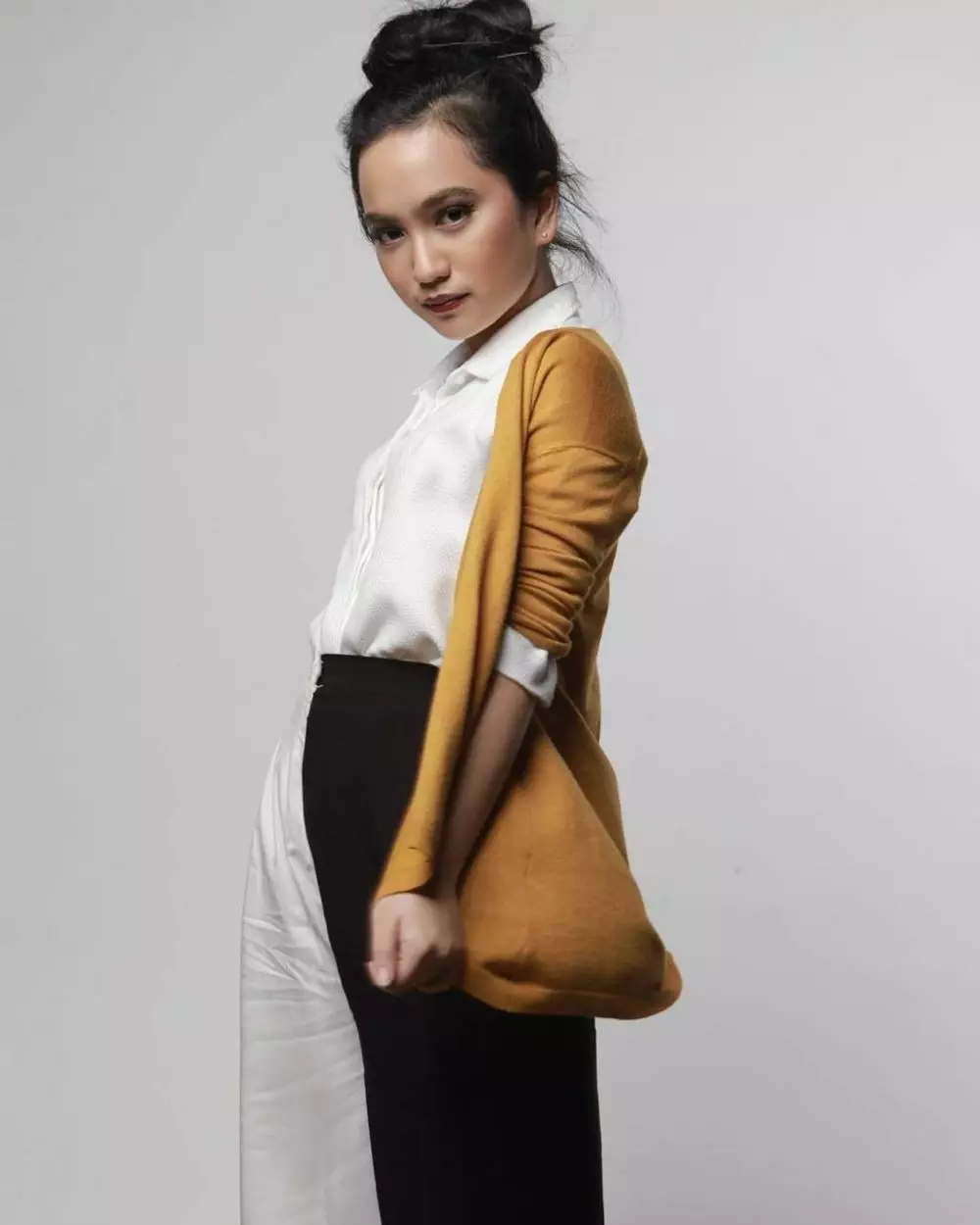 Gaya pemotretan Aurora Amanda © 2020 brilio.net