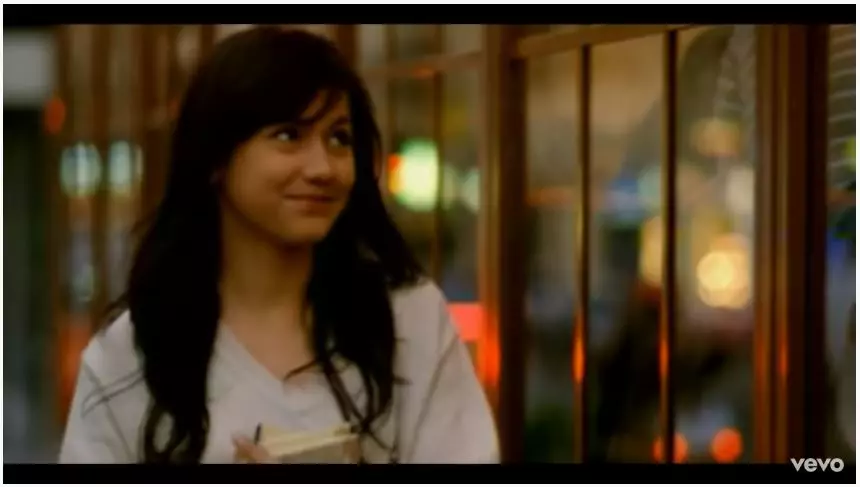 Pevita Pearce di video klip © YouTube Pevita Pearce di video klip © YouTube