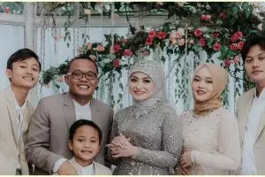 Honeymoon ke Bali, Sule dan Nathalie boyong keluarga besar naik bus