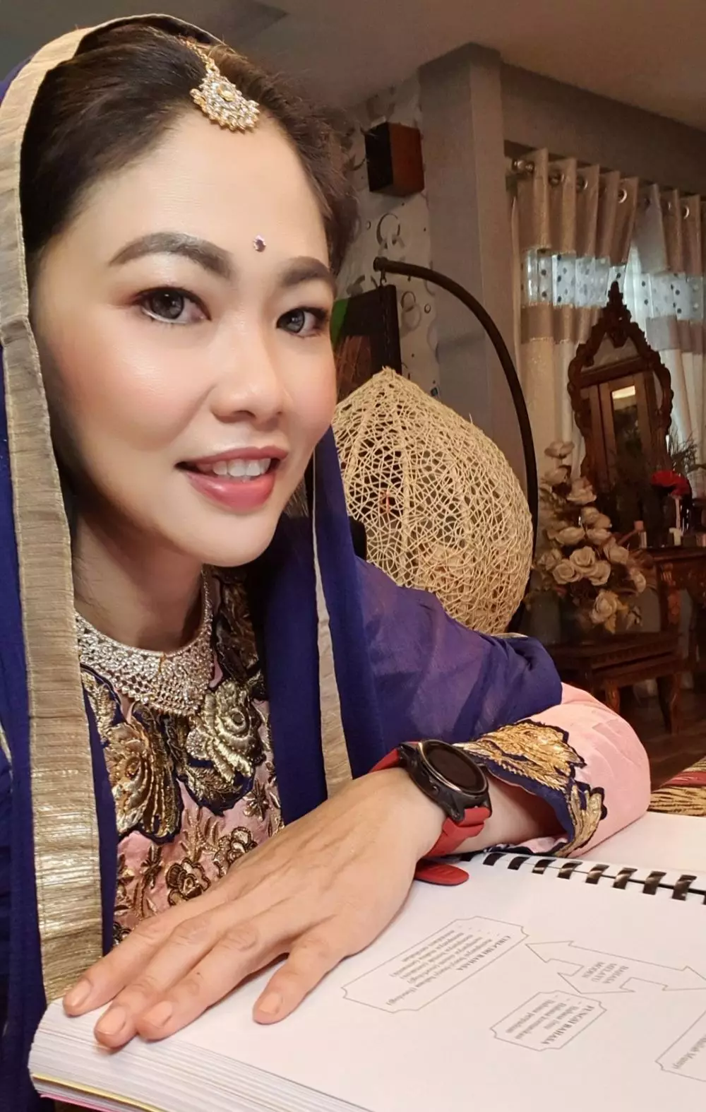 mengajar kelas online pakai baju adat © Facebook 