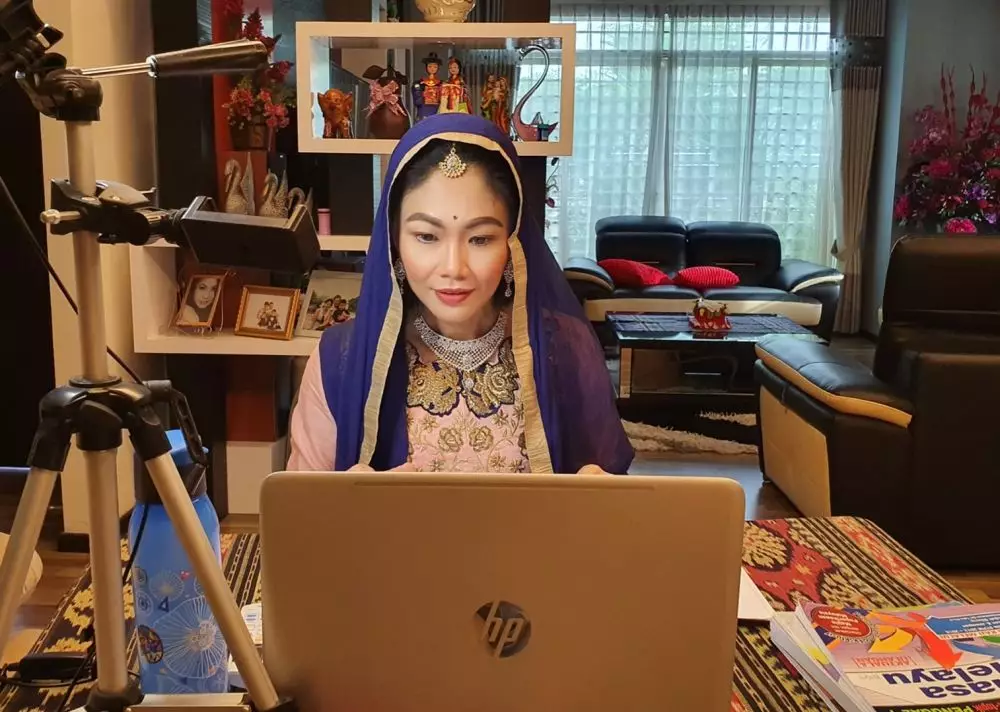 mengajar kelas online pakai baju adat © Facebook 