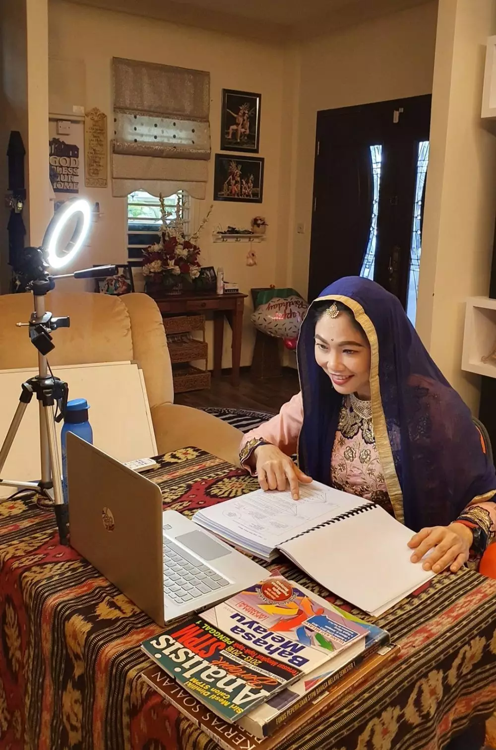 mengajar kelas online pakai baju adat © Facebook 