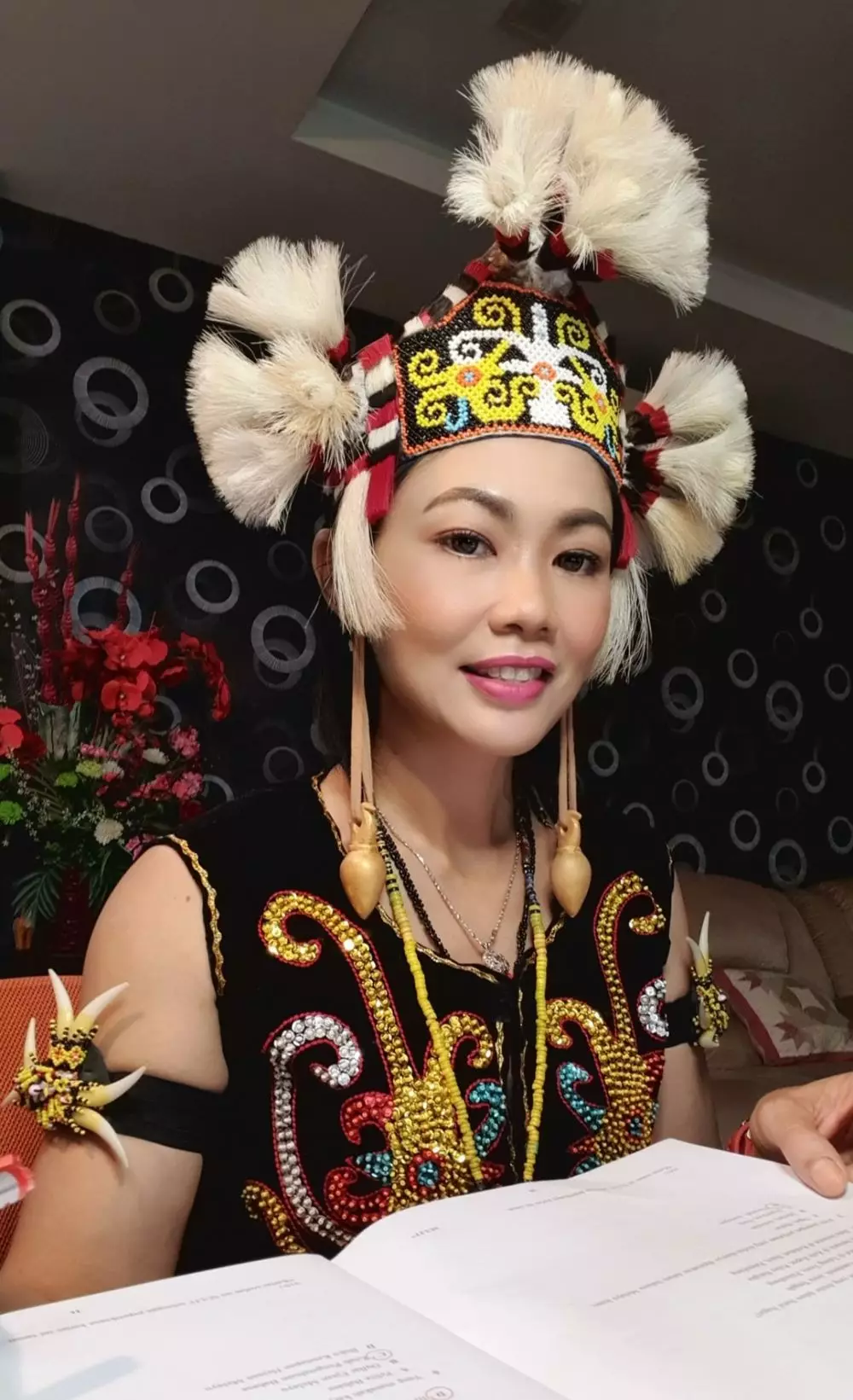 mengajar kelas online pakai baju adat © Facebook 