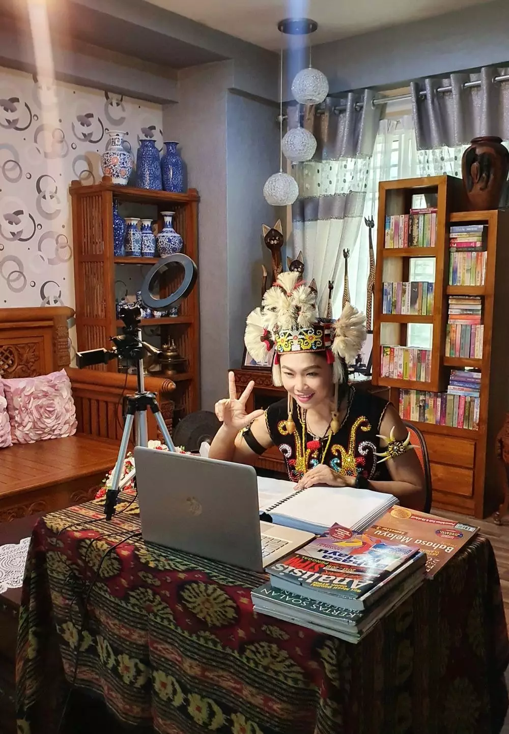 mengajar kelas online pakai baju adat © Facebook 