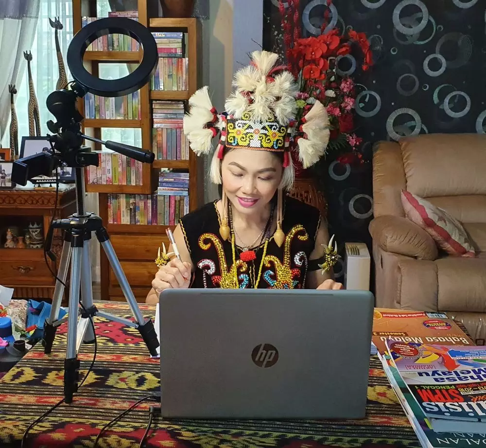 mengajar kelas online pakai baju adat © Facebook 