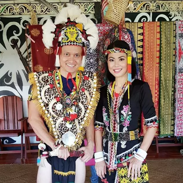 mengajar kelas online pakai baju adat © Facebook 