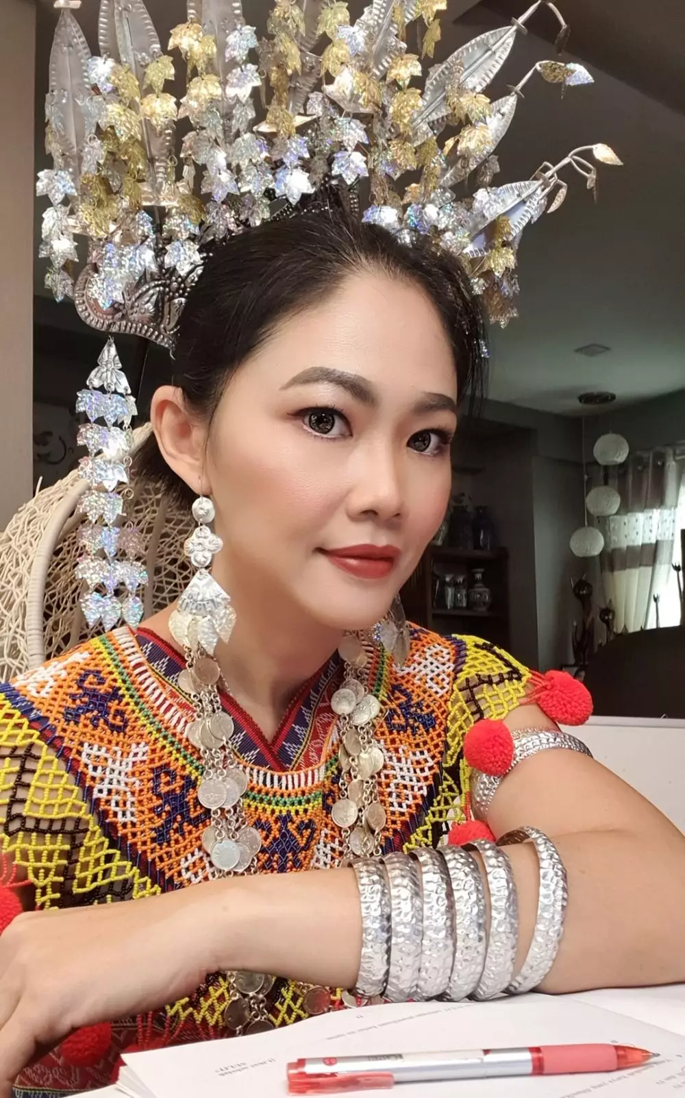 mengajar kelas online pakai baju adat © Facebook 