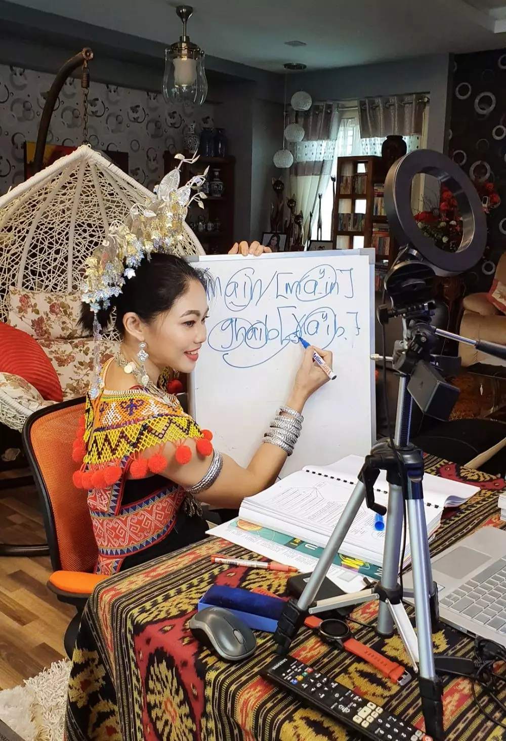 mengajar kelas online pakai baju adat © Facebook 