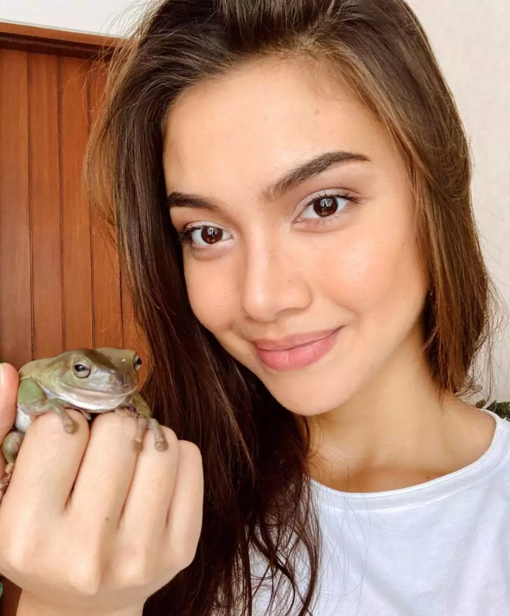 Potret Angela Gilsha dengan peliharaannya Instagram Potret Angela Gilsha dengan peliharaannya Instagram