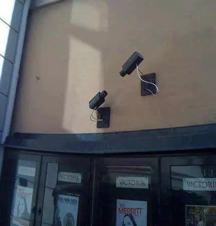 potret absurd cctv © Berbagai Sumber