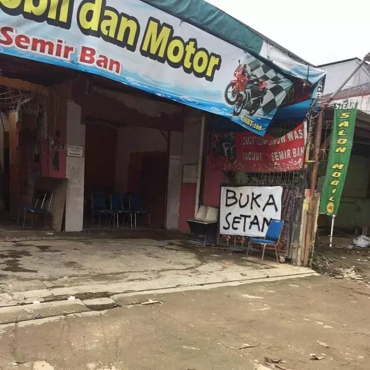 penampakkan poster bikin mata berkedip © Berbagai sumber penampakkan poster bikin mata berkedip © Berbagai sumber