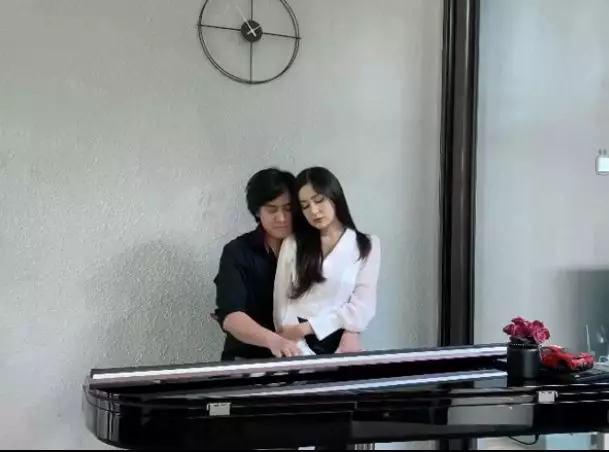 Kevin Vicy piano baper © Instagram