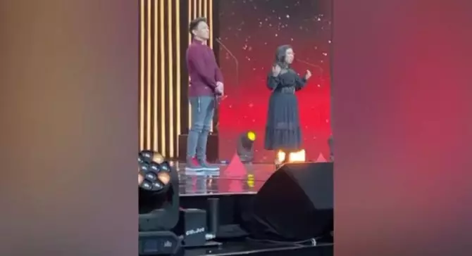 Kiky cium ariel © Instagram